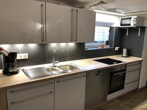 Kylskåp, mikrovågsugn, ugn och spishäll