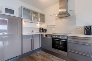 Four, lave-vaisselle, cafetière/bouilloire