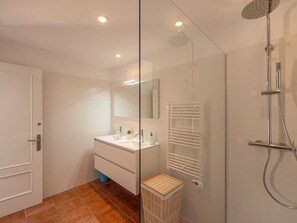 Hair dryer, towels - VILLA OLIVIA in Punta Pprima (Punta Prima)