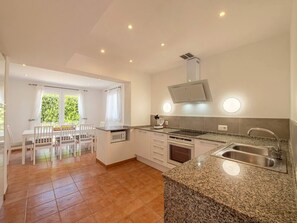 ثلاجة، ميكروويف، فرن، غسالة أطباق