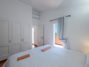 4 عدّة غرف نوم وواي فاي مجانًا وملاءات أسرّة