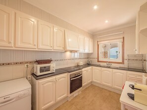 Kühlschrank, Mikrowelle, Ofen, Geschirrspüler