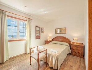 3 bedrooms, iron/ironing board, free WiFi, bed sheets - Villa Sur A bit closer to heaven (Binisafua)