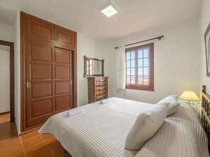 3 عدّة غرف نوم ومكواة/لوح كي وواي فاي مجانًا وملاءات أسرّة