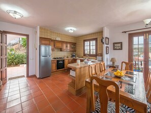 ثلاجة، ميكروويف، فرن، غسالة أطباق