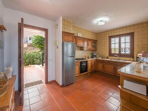 ثلاجة، ميكروويف، فرن، غسالة أطباق