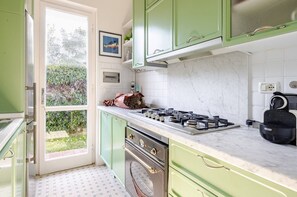 Réfrigérateur, four, lave-vaisselle, cafetière/bouilloire