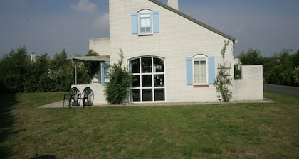 Chalet in Texel bei Dünen und Wasser