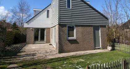 Chalet in Texel nahe Dünen und Wasser