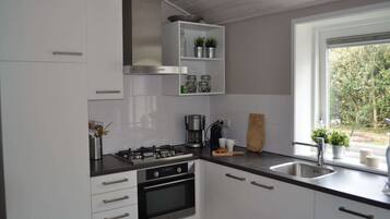 Een koelkast, een magnetron, een kookplaat, een vaatwasser