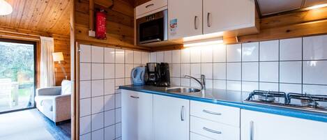 Een microgolfoven, een vaatwasser, een kinderstoel