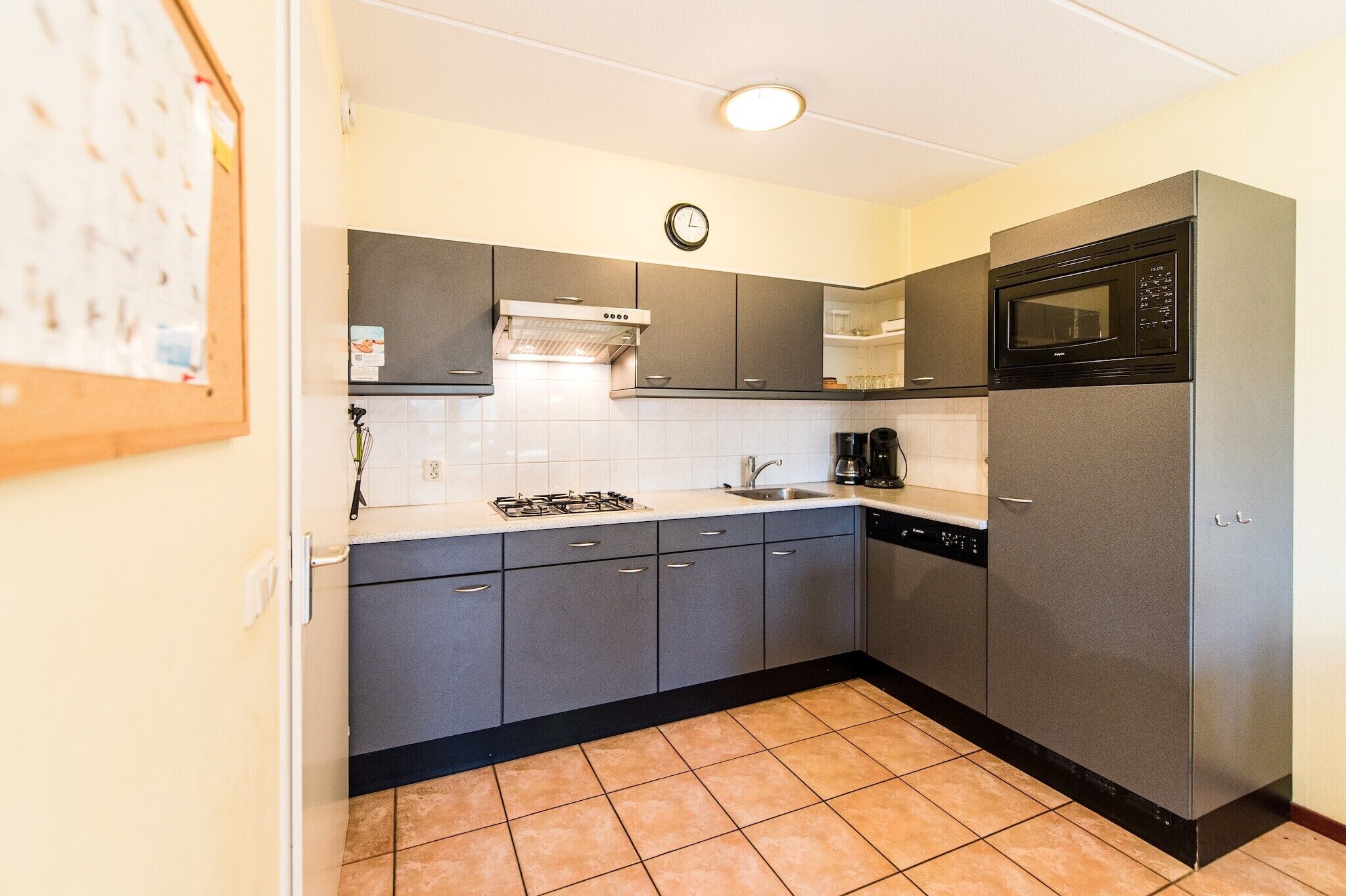 Réfrigérateur, micro-ondes, plaque de cuisson, lave-vaisselle