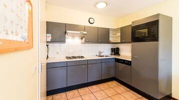 Réfrigérateur, micro-ondes, plaque de cuisson, lave-vaisselle