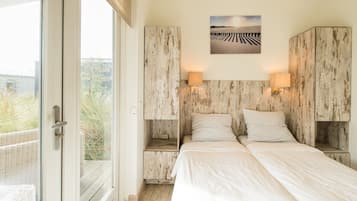 2 bedrooms, travel crib, free WiFi