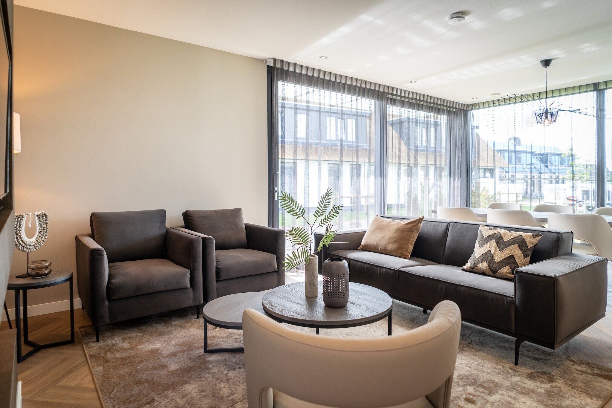 Een smart-tv en een open haard