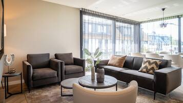 Een smart-tv en een open haard