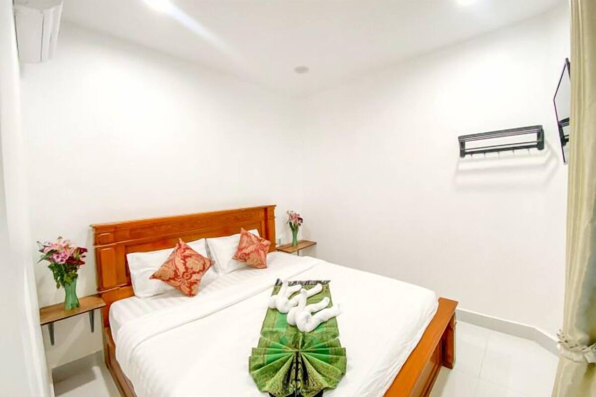 Ropa de cama de alta calidad y caja de seguridad en la habitación