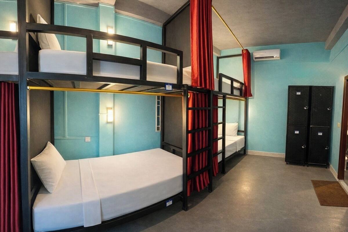 Premium bedding, in-room safe, soundproofing, WiFi (free)