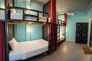 Premium bedding, in-room safe, soundproofing, WiFi (free) - Bliss & Beats Hostel (Phnom Penh)