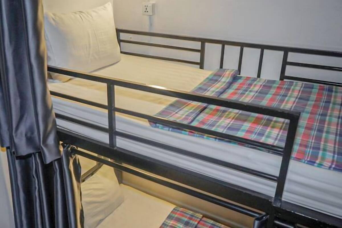 Ropa de cama de alta calidad y caja de seguridad en la habitación