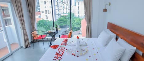 Habitación doble superior, 1 cama de matrimonio grande, vistas a la ciudad | Ropa de cama de alta calidad, caja fuerte, sistema de insonorización