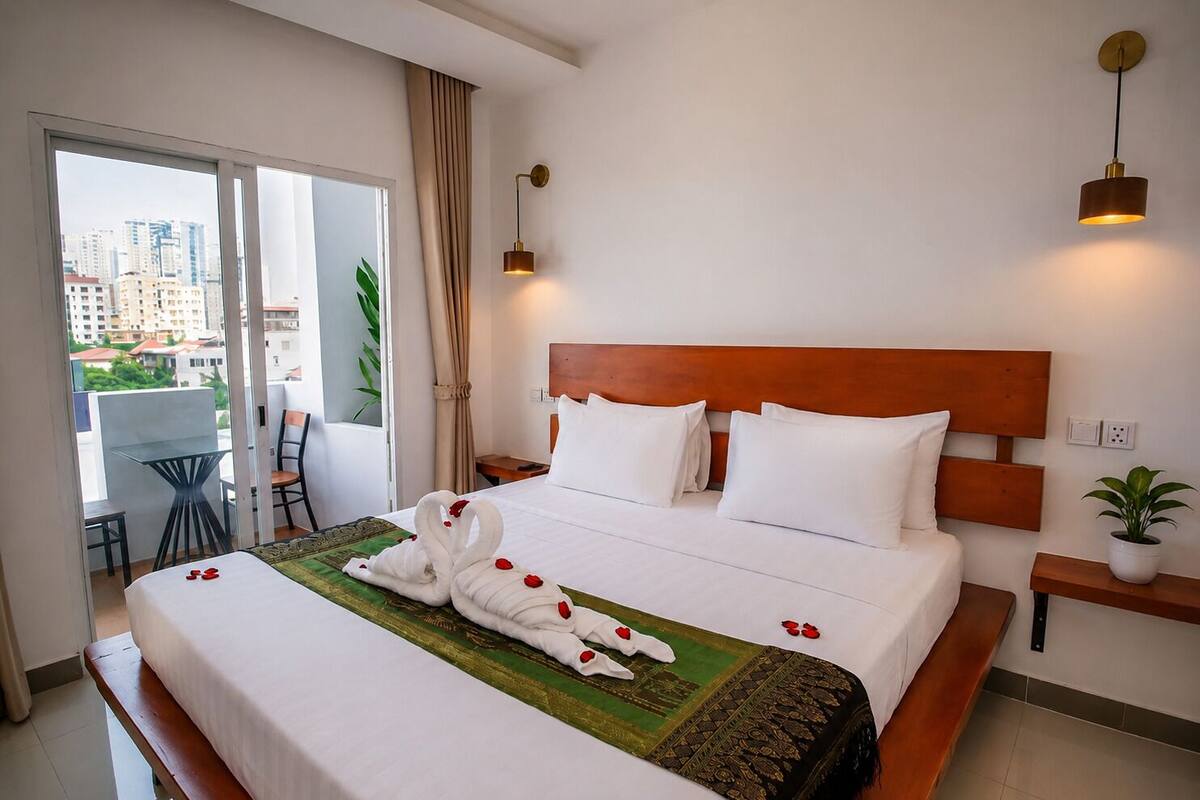 Superior Double Room, 1 King Bed, City View | Premium bedding, in-room safe, soundproofing, WiFi (free)