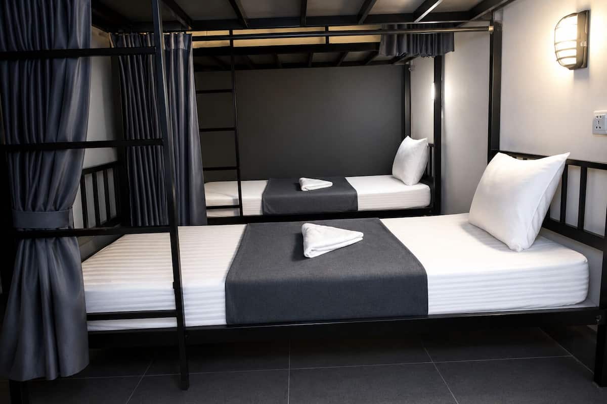 Premium bedding, in-room safe, soundproofing, WiFi (free)