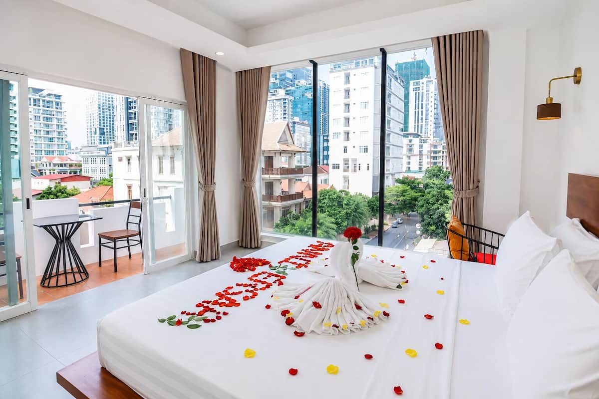 Superior Double Room, 1 King Bed, City View | Premium bedding, in-room safe, soundproofing, WiFi (free)