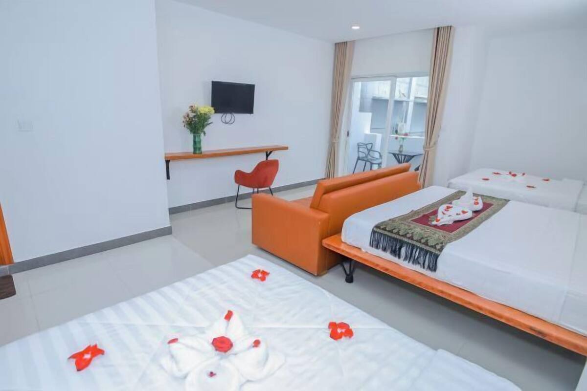 Ropa de cama de alta calidad y caja de seguridad en la habitación