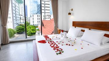 Premium bedding, in-room safe, soundproofing, free WiFi