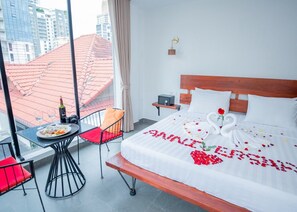 Sängtillbehör av högsta kvalitet och värdeförvaringsskåp på rummet