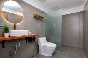 Regadera, regadera tipo lluvia, amenidades de baño gratuitas, pantuflas 