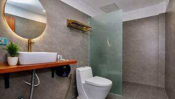 Superior-Doppelzimmer, 1 King-Bett, Stadtblick | Badezimmer | Dusche, Regendusche, kostenlose Toilettenartikel, Hausschuhe