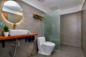 Shower, rainfall showerhead, free toiletries, slippers - Bliss & Beats Hostel (Phnom Penh)
