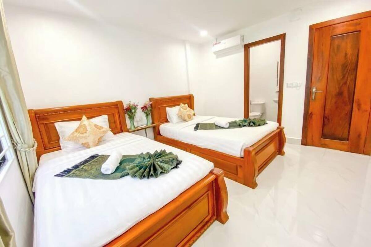 Ropa de cama de alta calidad y caja de seguridad en la habitación