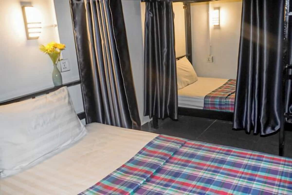 Ropa de cama de alta calidad y caja de seguridad en la habitación