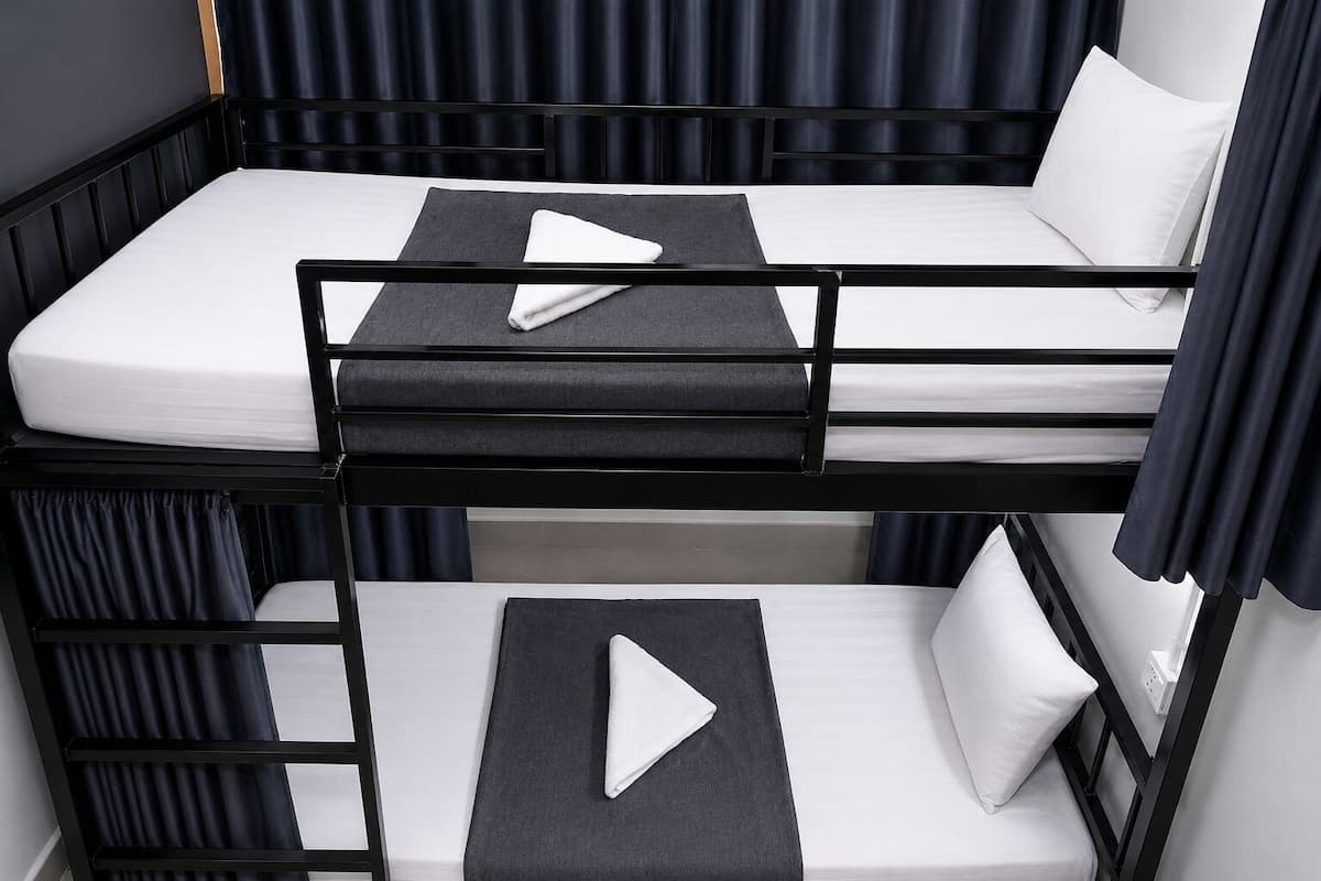 Premium bedding, in-room safe, soundproofing, WiFi (free)