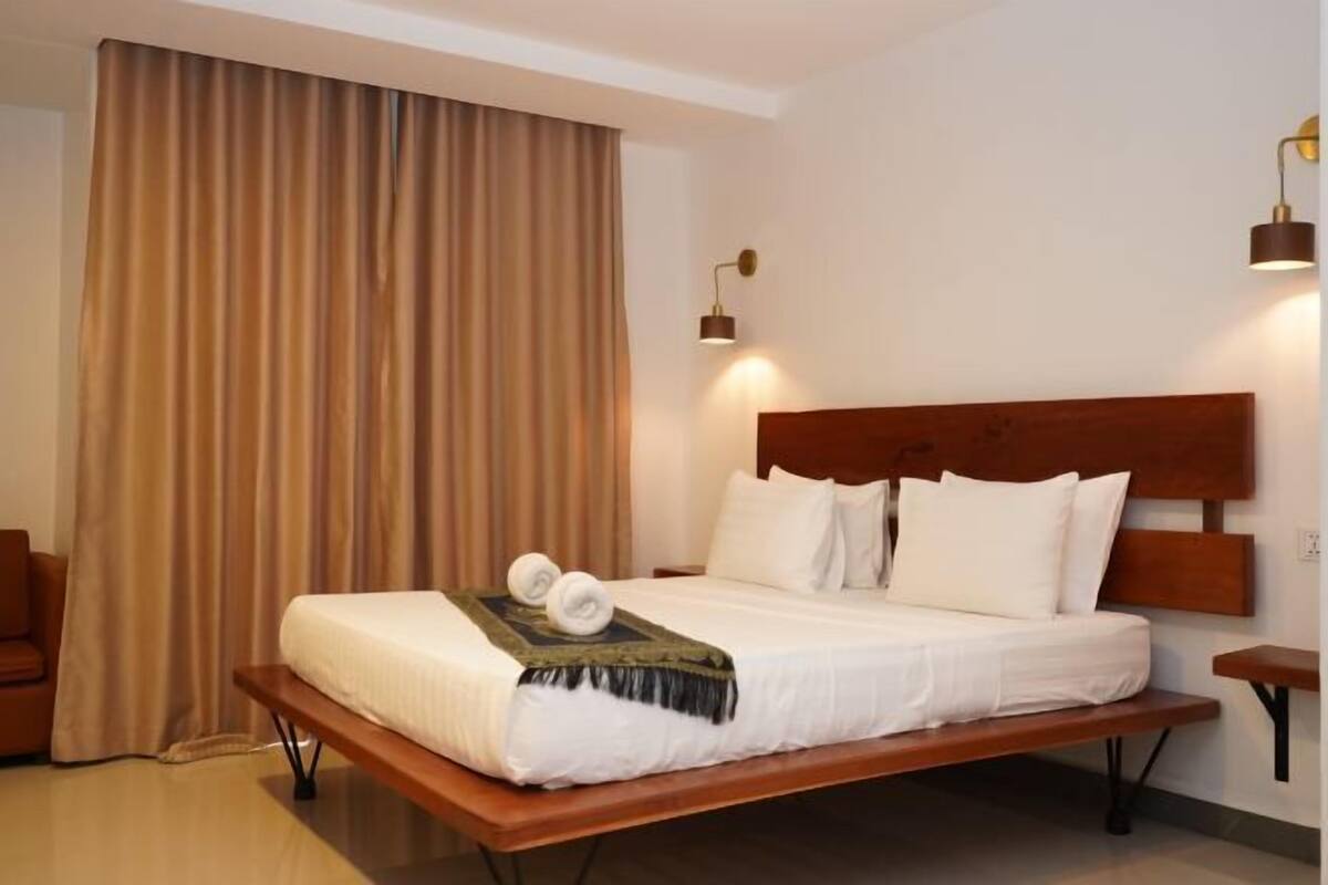 Ropa de cama de alta calidad y caja de seguridad en la habitación