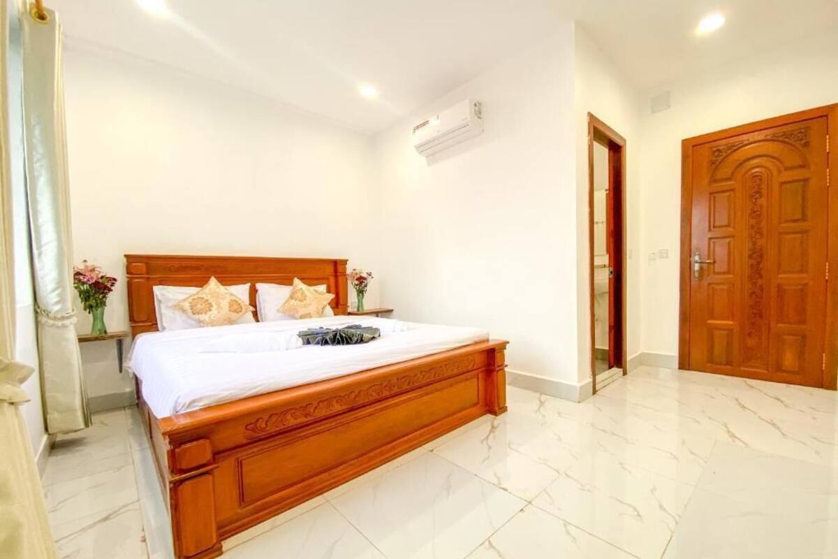 Deluxe Double Room | Premium bedding, in-room safe, soundproofing, WiFi (free)