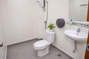 Shower, rainfall showerhead, free toiletries, slippers