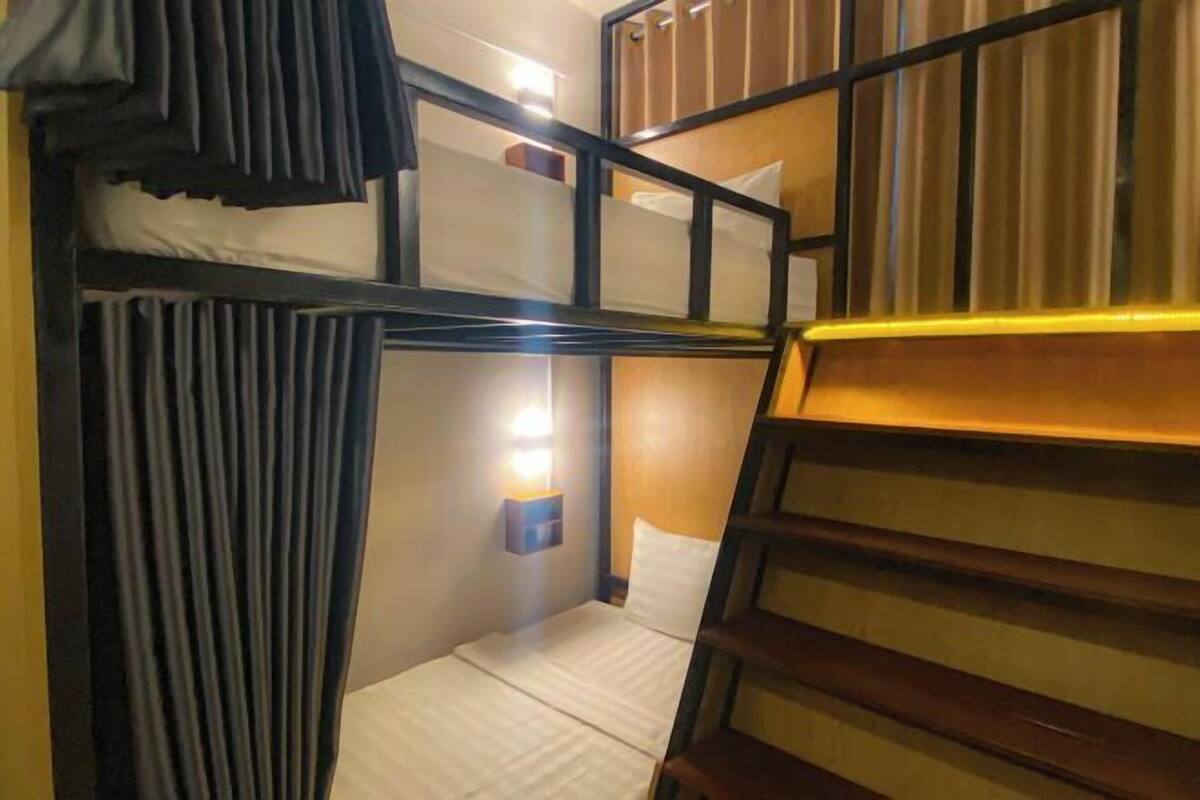 Ropa de cama de alta calidad y caja de seguridad en la habitación
