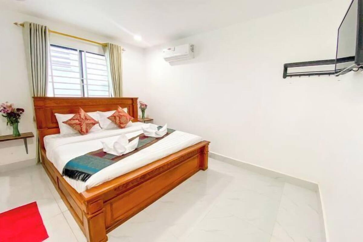 Ropa de cama de alta calidad y caja de seguridad en la habitación