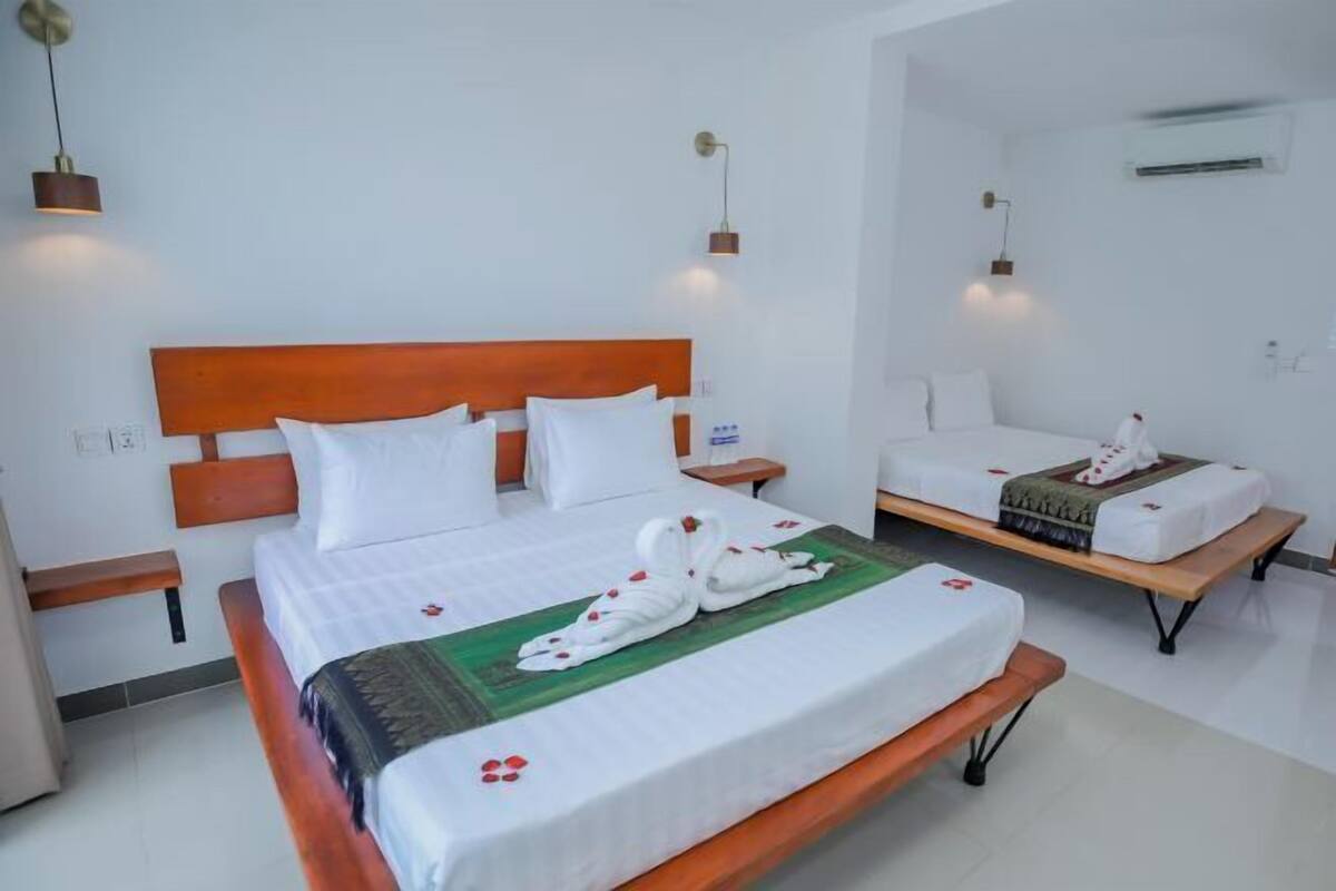 Ropa de cama de alta calidad y caja de seguridad en la habitación
