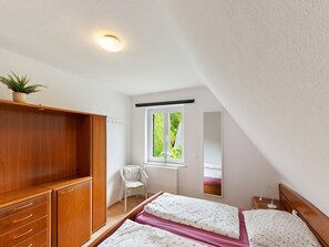 5 bedrooms, iron/ironing board