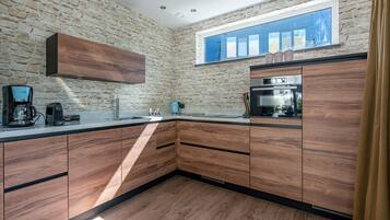 Coffee/tea maker, fridge, microwave, oven