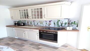 Kühlschrank, Ofen, Herdplatte, Wasserkocher mit Kaffee-/Teezubehör