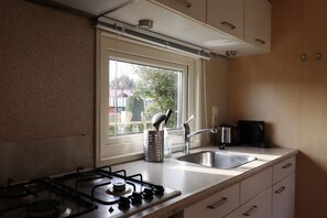 Fridge, microwave, stovetop, dishwasher - Beautiful chalet between golf course and beach (Hollum)
