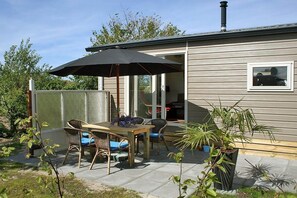 Outdoor dining - Beautiful chalet between golf course and beach (Hollum)
