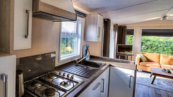 Een koelkast, een magnetron, een kookplaat, een vaatwasser