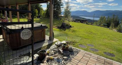 Cozy Country Retreat at the Baker Ranch. Pet friendly with a pet fee. Lake view.